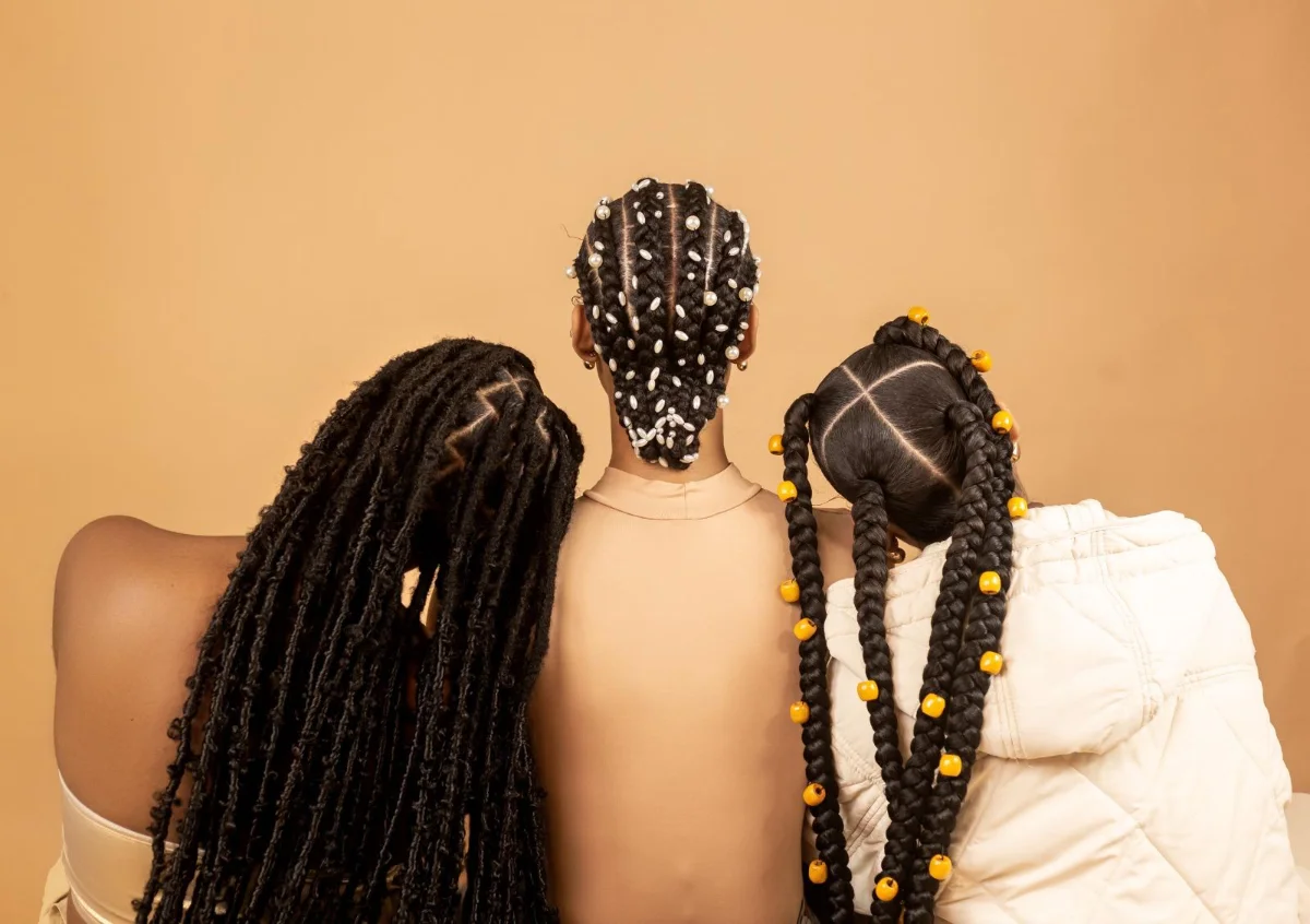Foto panorâmica: detalhe de tranças / mãos a trabalhar